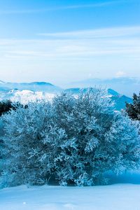 雪山和雪山。 蓝天和云彩。