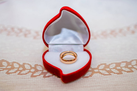 准备结婚典礼用的金戒指图片