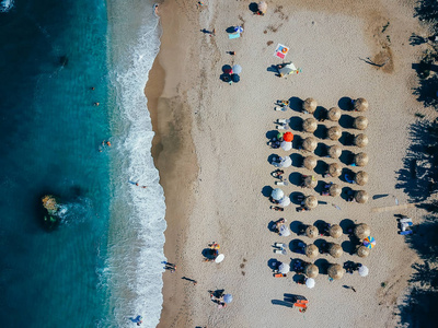 在海边的海滩上有太阳椅