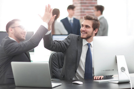 成功商业人士给予高五的动力照片