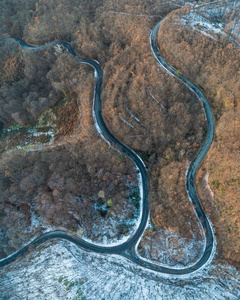 麦切克森林冬季弯曲道路鸟瞰图