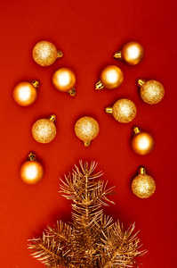 富有创意的垂直样式与金黄圣诞树分支和多个金黄小球