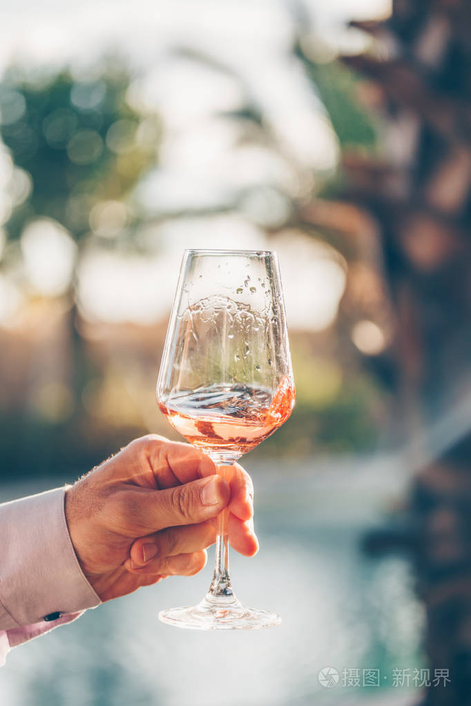 旋转的玫瑰葡萄酒在户外品酒玫瑰酒的概念垂直冷调色