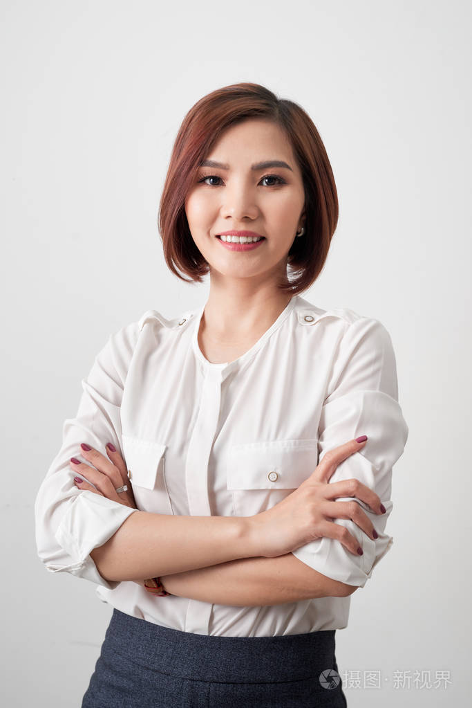 成功女商人在白色背景下看镜头的肖像