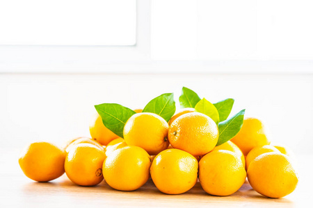 新鲜橙子水果木桌健康食品概念
