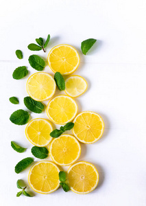 白色背景，柠檬，橘子片和薄荷。概念与新鲜水果。柠檬，橘子，薄荷。