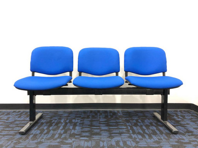 普通空候待室的蓝色椅子