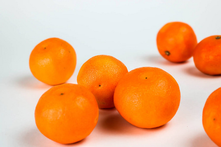 白色背景上的新鲜橘子。