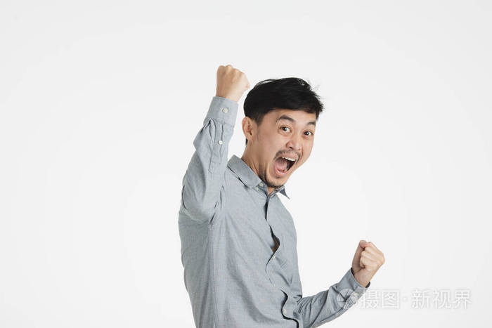 半长画室的肖像,年轻的黑发亚洲男子,穿着灰色衬衫