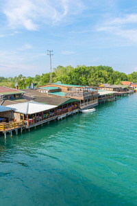 为游客提供海鲜的浮动餐厅全景