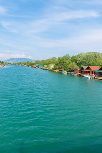 为游客提供海鲜的浮动餐厅全景