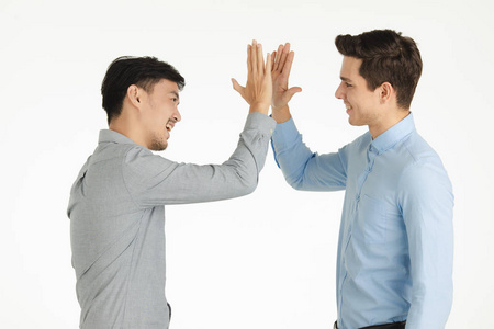 特殊节日两个年轻英俊的男子兴高采烈地举着击掌,兴奋地互相看着对方