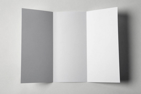 上面视图白色背景上的空白小册子。 设计模拟