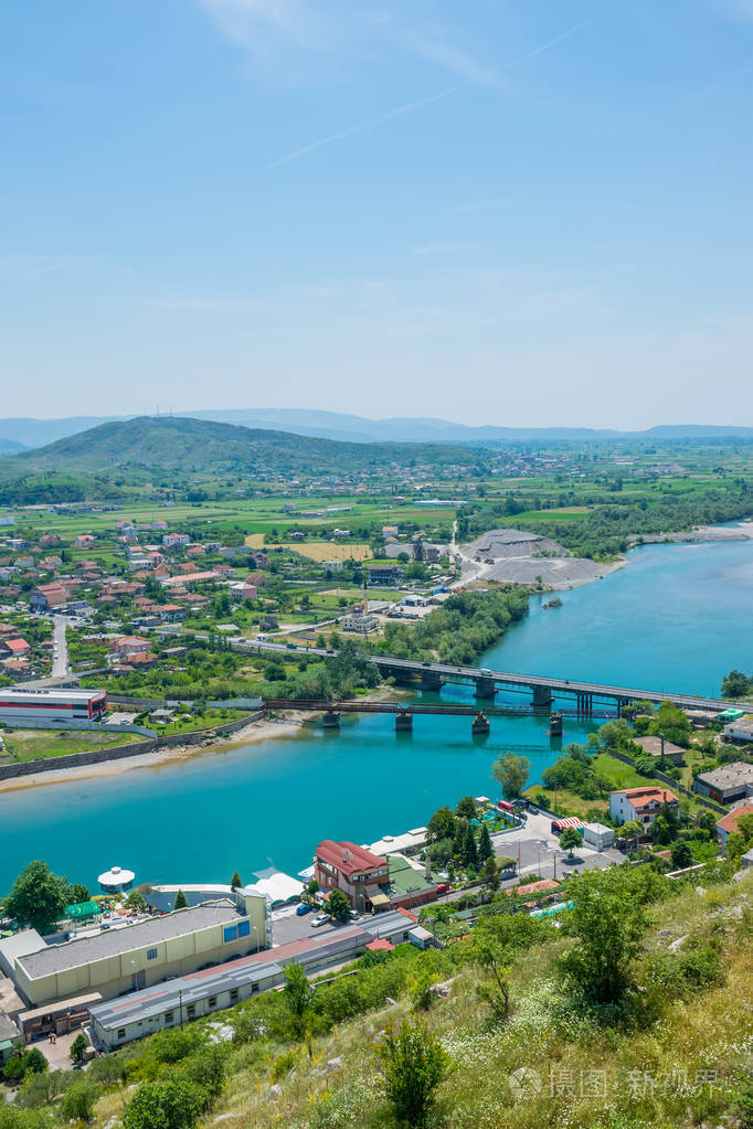 从罗扎法阿尔巴尼亚中世纪堡垒的城墙上观赏风景