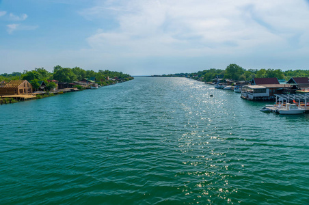 为游客提供海鲜的浮动餐厅全景