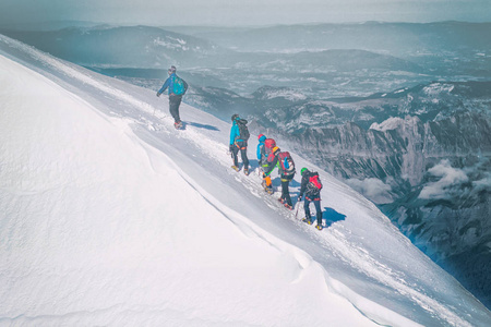 一群登山者到达山顶。
