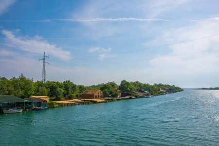 为游客提供海鲜的浮动餐厅全景