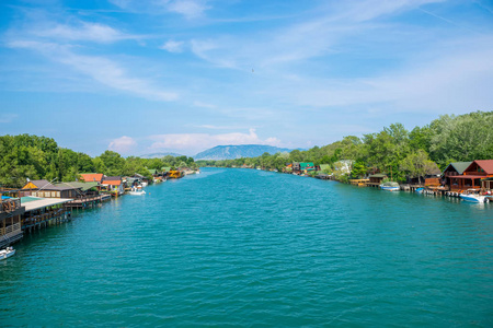 为游客提供海鲜的浮动餐厅全景