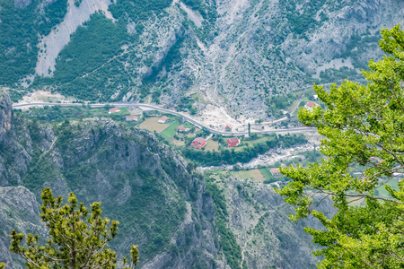 深峡谷底部小村庄的风景图片