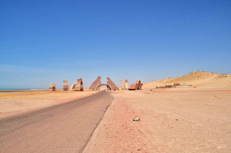 在埃及沙漠景观和蓝天的背景下,通往拉斯穆罕国家公园入口不同颜色