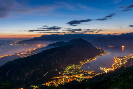 日落时从高山峰鸟瞰Kotor湾