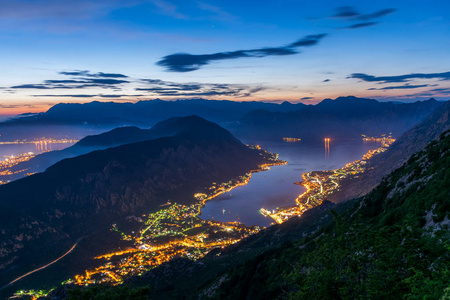 日落时从高山峰鸟瞰Kotor湾