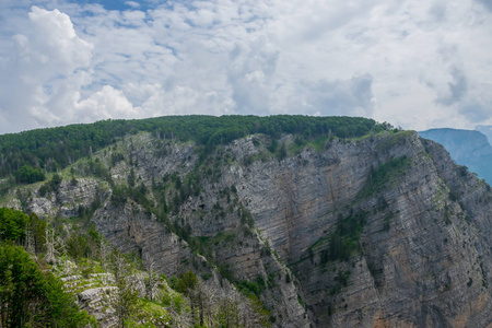 陡坡全景，风景如画