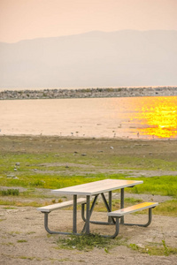 日落时可欣赏犹他州湖景色的长凳和长凳