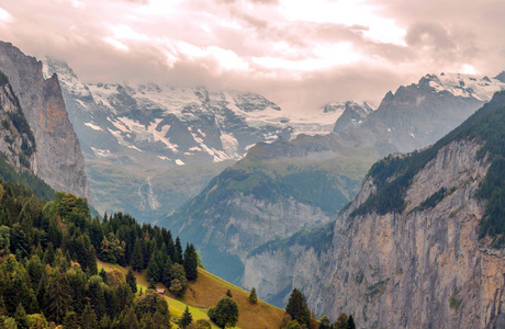 瑞士的默伦山脉，阴天