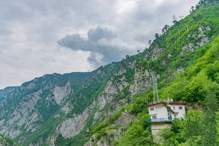 马拉廷大坝附近的菲瓦河风景如画的峡谷