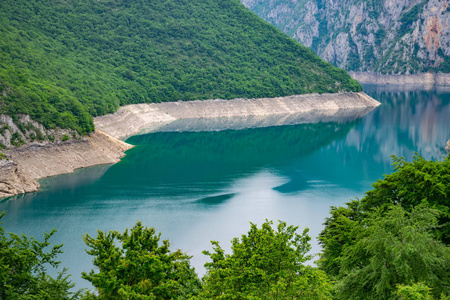 高山峡谷中有绿松石水的山湖图片