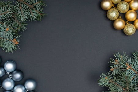 多个圣诞银和金小球创意装饰模式与松树树枝上的黑色背景