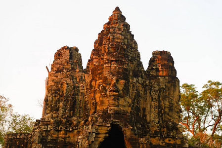 石面在刺刀吴哥寺选择性聚焦日落光。 佛教冥想概念世界著名旅游目的地柬埔寨旅游。