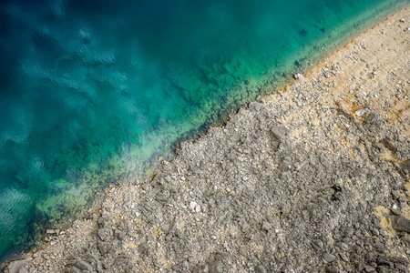 风景如画的地方，透明的绿松石水与石岸相遇。