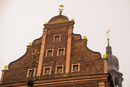 钟楼上的金色公鸡。 里加大教堂在穹顶广场上的历史中心，在里加拉特维亚的老镇。 冬季景观