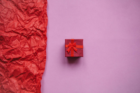 红色的盒子，一件礼物