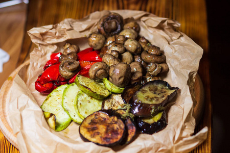 蘑菇香瓜和烤蔬菜烧烤时煮的西葫芦番茄