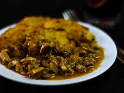 土豆煎饼，麻辣炖菜，美味的传统菜肴，匈牙利菜，美味的饭菜