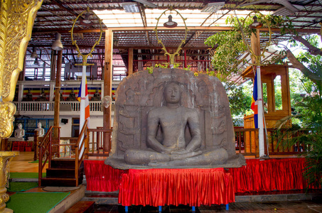 斯里兰卡首都科伦坡寺庙中的旧神雕
