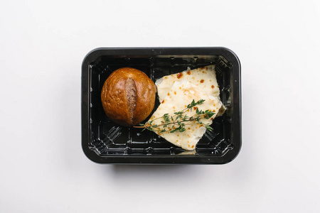 顶部观看适当的营养盒与奶酪砂锅和面包夹在白色背景。