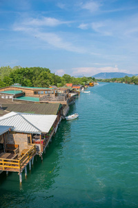 为游客提供海鲜的浮动餐厅全景