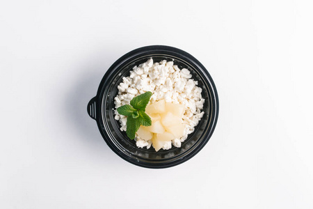 白色背脊黑色塑料容器中健康食品的俯视图