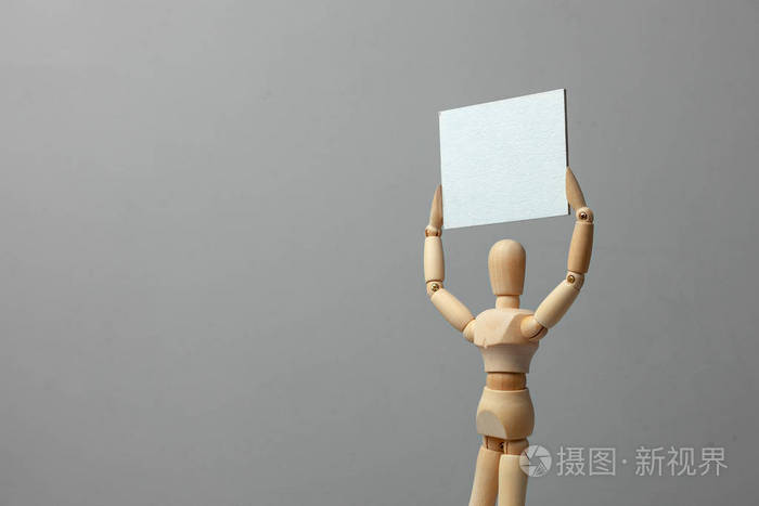 木人拿着空白板海报在灰色背景