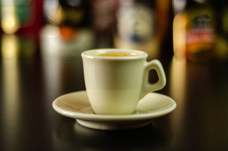 酒吧里的一个陶瓷杯里的黑咖啡，公共场所的咖啡馆里的能量饮料