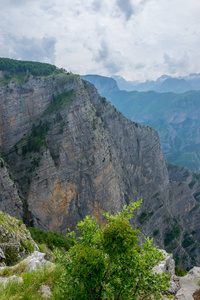 陡坡全景，风景如画