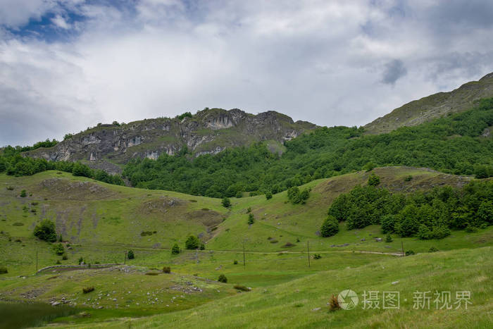 山湖上灰色风暴的天空