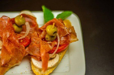 传统的西班牙小吃午餐桌迷你三明治食品，提供美味的小吃开胃食品