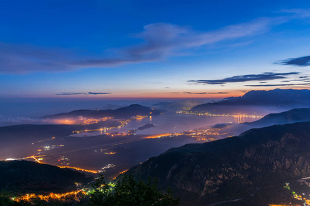 日落时从高山峰鸟瞰Kotor湾