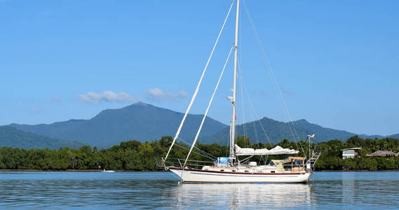 游艇停泊在码头。 菲律宾。