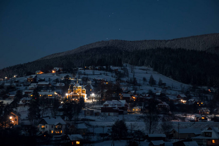 冬天的山村，夜晚的灯火